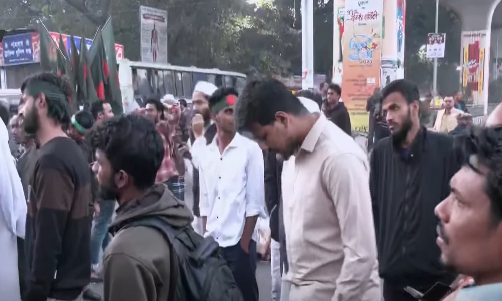 হাদি হত্যা: রাত পেরিয়ে সকালেও শাহবাগে বিক্ষোভকারীরা