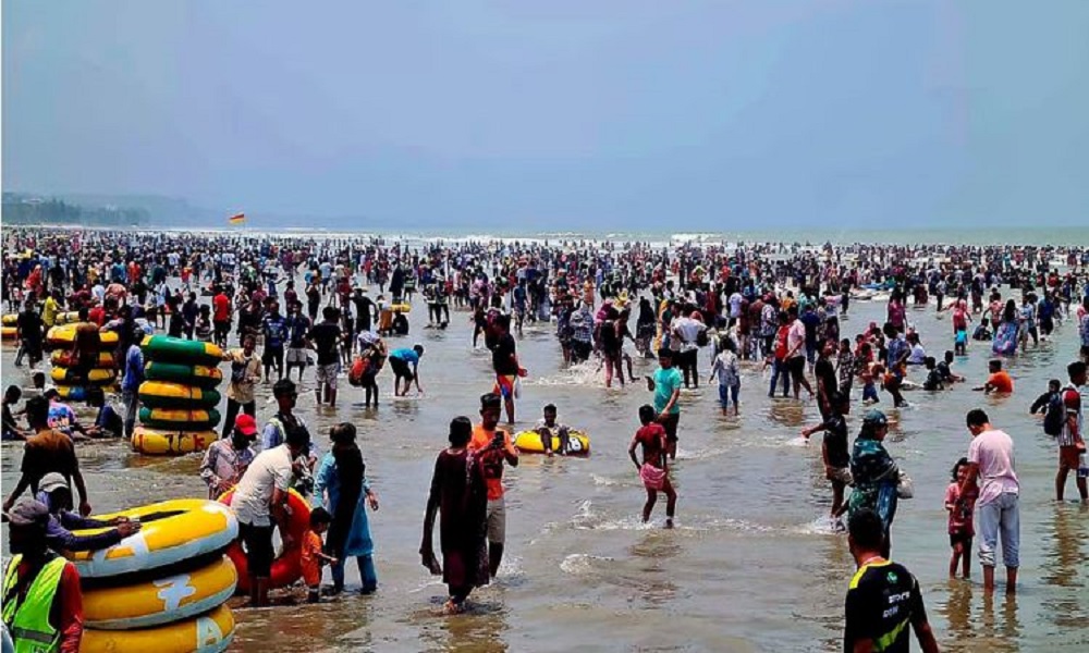 কক্সবাজার সমুদ্র সৈকতে ছয় দিনে প্রায় ৭ লাখ পর্যটক