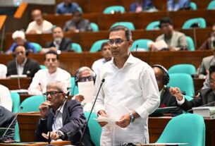 প্রাথমিক বিদ্যালয়ের ২ লাখ শিক্ষার্থীর মধ্যে বিনামূল্যে স্কুল ড্রেস বিতরণের ঘোষণা দিয়েছেন প্রধানমন্ত্রী তারেক রহমান। বুধবার (৮ এপ্রিল) সকালে জাতীয় সংসদের প্রথম অধিবেশনের প্রশ্নোত্তর পর্বে সিরাজগঞ্জ-১ আসনের সংসদ সদস্য মো. সেলিম রেজার প্রশ্নের জবাবে তিনি এ তথ্য জানান। অধিবেশনের ১১তম দিনের সকালের বৈঠকে সভাপতিত্ব করেন স্পিকার হাফিজ উদ্দিন আহমদ বীর বিক্রম। এ সময় সংসদ সদস্য মো. সেলিম রেজা শিক্ষাখাতে সরকারের পরিকল্পনা সম্পর্কে জানতে চাইলে জবাবে প্রধানমন্ত্রী বলেন, ‘বর্তমান সরকার শিক্ষাকে জাতির শ্রেষ্ঠ বিনিয়োগ হিসেবে বিবেচনা করে এবং একটি গুণগত, জীবনমুখী ও অন্তর্ভুক্তিমূলক শিক্ষা ব্যবস্থা গড়ে তুলতে প্রতিশ্রুতিবদ্ধ।’  তিনি জানান, নির্বাচনি ইশতেহার অনুযায়ী শিক্ষা খাতে বরাদ্দ ধাপে ধাপে জিডিপির ৫ শতাংশে উন্নীত করার পরিকল্পনা রয়েছে এবং এ লক্ষ্য বাস্তবায়নে ৪৩টি ক্ষেত্রে স্বল্প, মধ্য ও দীর্ঘমেয়াদি কর্মপরিকল্পনা গ্রহণ করা হয়েছে। তিনি বলেন, ‘প্রাথমিক শিক্ষার মানোন্নয়নে বিশেষ গুরুত্ব দিয়ে চলতি অর্থবছরেই সরকারি প্রাথমিক বিদ্যালয়ের ২ লাখ শিক্ষার্থীর মধ্যে বিনামূল্যে স্কুল ড্রেস বিতরণ করা হবে। এ কর্মসূচি পর্যায়ক্রমে দেশের সব উপজেলায় সম্প্রসারণ করা হবে। পাশাপাশি শিক্ষার্থীদের পুষ্টি নিশ্চিত করতে ধাপে ধাপে সব উপজেলায় স্কুল ফিডিং বা মিড-ডে মিল চালুর পরিকল্পনাও রয়েছে।’ নতুন প্রজন্মকে বৈশ্বিক প্রতিযোগিতার উপযোগী করে গড়ে তুলতে প্রাথমিক ও মাধ্যমিকসহ সব স্তরের শিক্ষাপ্রতিষ্ঠানে মাল্টিমিডিয়া ক্লাশরুম স্থাপন করা হবে বলে জানান প্রধানমন্ত্রী। ডিজিটাল বৈষম্য কমাতে ১,৫০০টি শিক্ষাপ্রতিষ্ঠানে ফ্রি ওয়াই-ফাই সংযোগ এবং প্রতিটি শিক্ষার্থী ও শিক্ষকের জন্য ‘এডু-আইডি’ চালুর উদ্যোগ নেওয়া হয়েছে। একইসঙ্গে মাধ্যমিক পর্যায়ে সাধারণ শিক্ষার পাশাপাশি কারিগরি শিক্ষা বাধ্যতামূলক করার পরিকল্পনার কথাও উল্লেখ করেন তিনি। প্রধানমন্ত্রী জানান, পর্যায়ক্রমে দেশের সব উপজেলায় টেকনিক্যাল স্কুল ও কলেজ এবং সব জেলায় পলিটেকনিক ইনস্টিটিউট স্থাপন করা হবে। এ ছাড়া আগামী ১৮০ দিনের মধ্যে ২,৩৩৬টি কারিগরি ও ৮,২৩২টি মাদ্রাসা শিক্ষাপ্রতিষ্ঠানে ফ্রি ওয়াই-ফাই চালু করা হবে। মাদ্রাসা শিক্ষাকে যুগোপযোগী করতে স্মার্ট ক্লাশরুম স্থাপন, শিক্ষকদের প্রশিক্ষণ এবং কারিগরি কোর্স অন্তর্ভুক্তির উদ্যোগ নেওয়া হয়েছে।