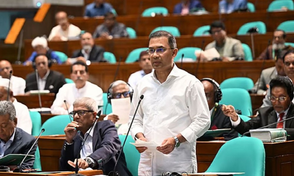 প্রাথমিক বিদ্যালয়ের ২ লাখ শিক্ষার্থীর মধ্যে বিনামূল্যে স্কুল ড্রেস বিতরণের ঘোষণা দিয়েছেন প্রধানমন্ত্রী তারেক রহমান। বুধবার (৮ এপ্রিল) সকালে জাতীয় সংসদের প্রথম অধিবেশনের প্রশ্নোত্তর পর্বে সিরাজগঞ্জ-১ আসনের সংসদ সদস্য মো. সেলিম রেজার প্রশ্নের জবাবে তিনি এ তথ্য জানান। অধিবেশনের ১১তম দিনের সকালের বৈঠকে সভাপতিত্ব করেন স্পিকার হাফিজ উদ্দিন আহমদ বীর বিক্রম। এ সময় সংসদ সদস্য মো. সেলিম রেজা শিক্ষাখাতে সরকারের পরিকল্পনা সম্পর্কে জানতে চাইলে জবাবে প্রধানমন্ত্রী বলেন, ‘বর্তমান সরকার শিক্ষাকে জাতির শ্রেষ্ঠ বিনিয়োগ হিসেবে বিবেচনা করে এবং একটি গুণগত, জীবনমুখী ও অন্তর্ভুক্তিমূলক শিক্ষা ব্যবস্থা গড়ে তুলতে প্রতিশ্রুতিবদ্ধ।’  তিনি জানান, নির্বাচনি ইশতেহার অনুযায়ী শিক্ষা খাতে বরাদ্দ ধাপে ধাপে জিডিপির ৫ শতাংশে উন্নীত করার পরিকল্পনা রয়েছে এবং এ লক্ষ্য বাস্তবায়নে ৪৩টি ক্ষেত্রে স্বল্প, মধ্য ও দীর্ঘমেয়াদি কর্মপরিকল্পনা গ্রহণ করা হয়েছে। তিনি বলেন, ‘প্রাথমিক শিক্ষার মানোন্নয়নে বিশেষ গুরুত্ব দিয়ে চলতি অর্থবছরেই সরকারি প্রাথমিক বিদ্যালয়ের ২ লাখ শিক্ষার্থীর মধ্যে বিনামূল্যে স্কুল ড্রেস বিতরণ করা হবে। এ কর্মসূচি পর্যায়ক্রমে দেশের সব উপজেলায় সম্প্রসারণ করা হবে। পাশাপাশি শিক্ষার্থীদের পুষ্টি নিশ্চিত করতে ধাপে ধাপে সব উপজেলায় স্কুল ফিডিং বা মিড-ডে মিল চালুর পরিকল্পনাও রয়েছে।’ নতুন প্রজন্মকে বৈশ্বিক প্রতিযোগিতার উপযোগী করে গড়ে তুলতে প্রাথমিক ও মাধ্যমিকসহ সব স্তরের শিক্ষাপ্রতিষ্ঠানে মাল্টিমিডিয়া ক্লাশরুম স্থাপন করা হবে বলে জানান প্রধানমন্ত্রী। ডিজিটাল বৈষম্য কমাতে ১,৫০০টি শিক্ষাপ্রতিষ্ঠানে ফ্রি ওয়াই-ফাই সংযোগ এবং প্রতিটি শিক্ষার্থী ও শিক্ষকের জন্য ‘এডু-আইডি’ চালুর উদ্যোগ নেওয়া হয়েছে। একইসঙ্গে মাধ্যমিক পর্যায়ে সাধারণ শিক্ষার পাশাপাশি কারিগরি শিক্ষা বাধ্যতামূলক করার পরিকল্পনার কথাও উল্লেখ করেন তিনি। প্রধানমন্ত্রী জানান, পর্যায়ক্রমে দেশের সব উপজেলায় টেকনিক্যাল স্কুল ও কলেজ এবং সব জেলায় পলিটেকনিক ইনস্টিটিউট স্থাপন করা হবে। এ ছাড়া আগামী ১৮০ দিনের মধ্যে ২,৩৩৬টি কারিগরি ও ৮,২৩২টি মাদ্রাসা শিক্ষাপ্রতিষ্ঠানে ফ্রি ওয়াই-ফাই চালু করা হবে। মাদ্রাসা শিক্ষাকে যুগোপযোগী করতে স্মার্ট ক্লাশরুম স্থাপন, শিক্ষকদের প্রশিক্ষণ এবং কারিগরি কোর্স অন্তর্ভুক্তির উদ্যোগ নেওয়া হয়েছে।